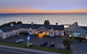 Baymont Inn & Suites st Ignace Lakefront